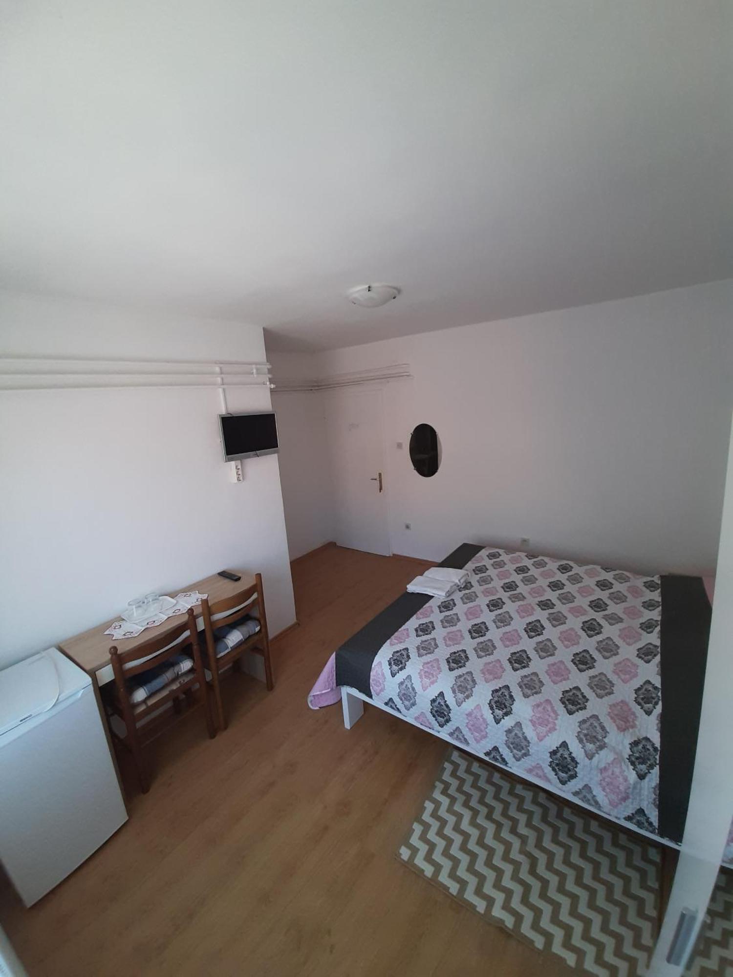 Apartments And Rooms With Parking Space Малий Лошинь Номер фото